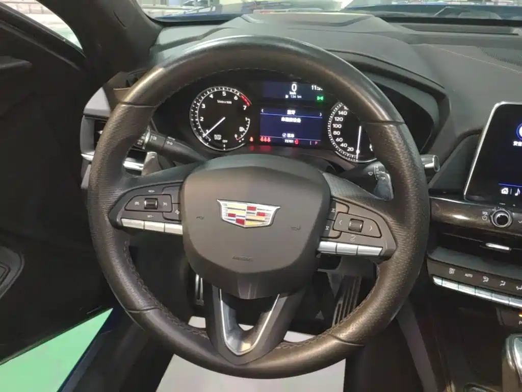 Cadillac CT4 — фото 11