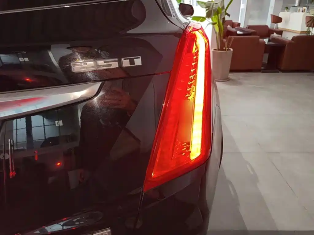 Cadillac XT5 — фото 8