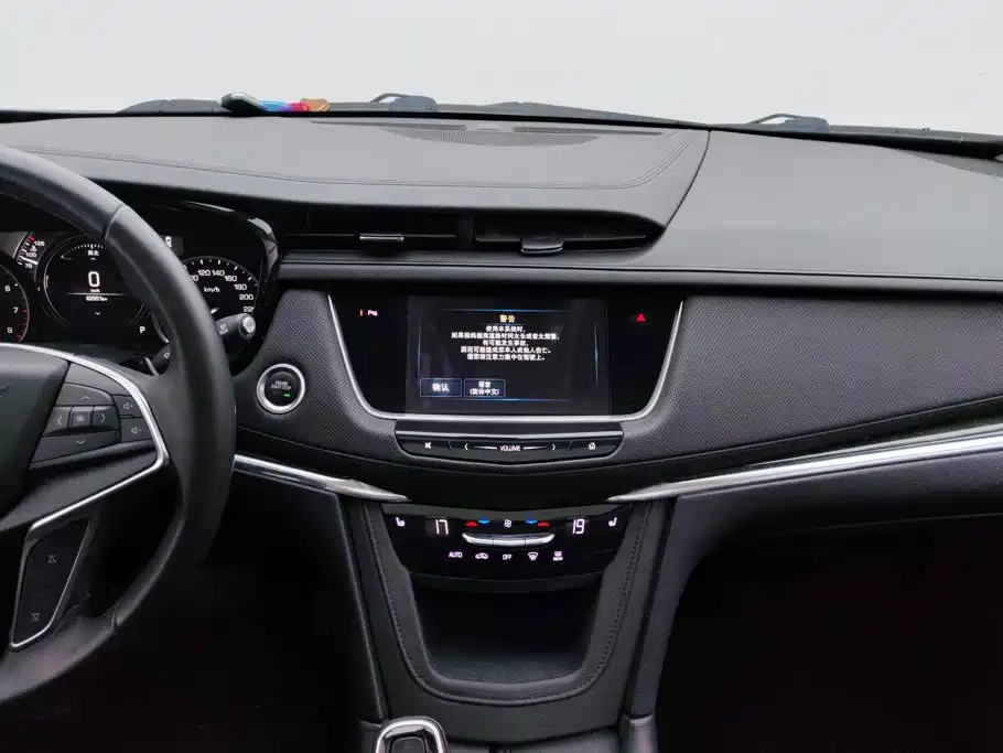 Cadillac XT5 — фото 13