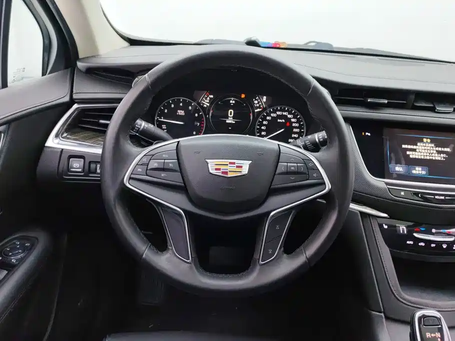 Cadillac XT5 — фото 15