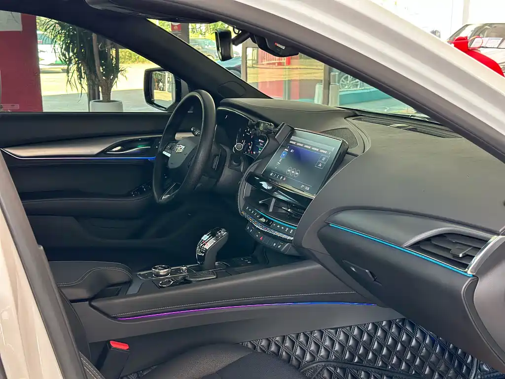 Cadillac CT5 — фото 9