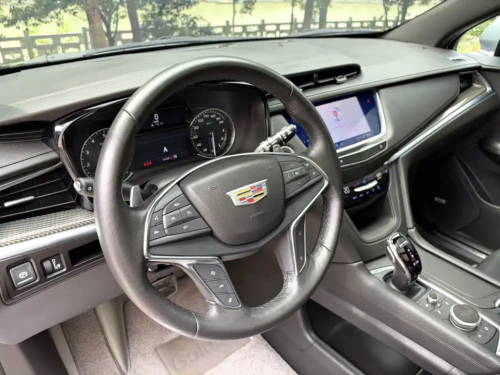 Cadillac XT5 — фото 8