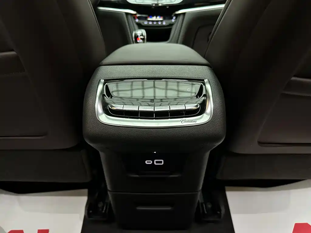 Cadillac XT6 — фото 15