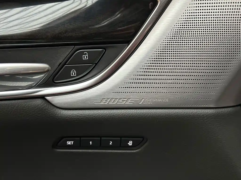 Cadillac XT6 — фото 17