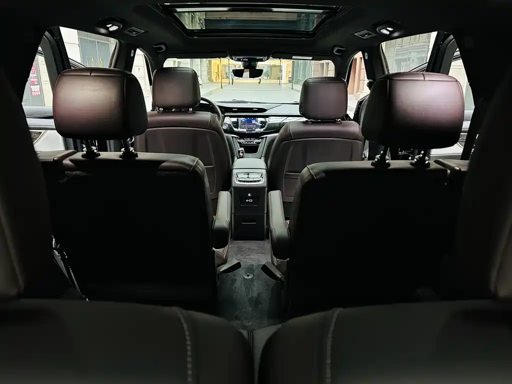 Cadillac XT6 — фото 10