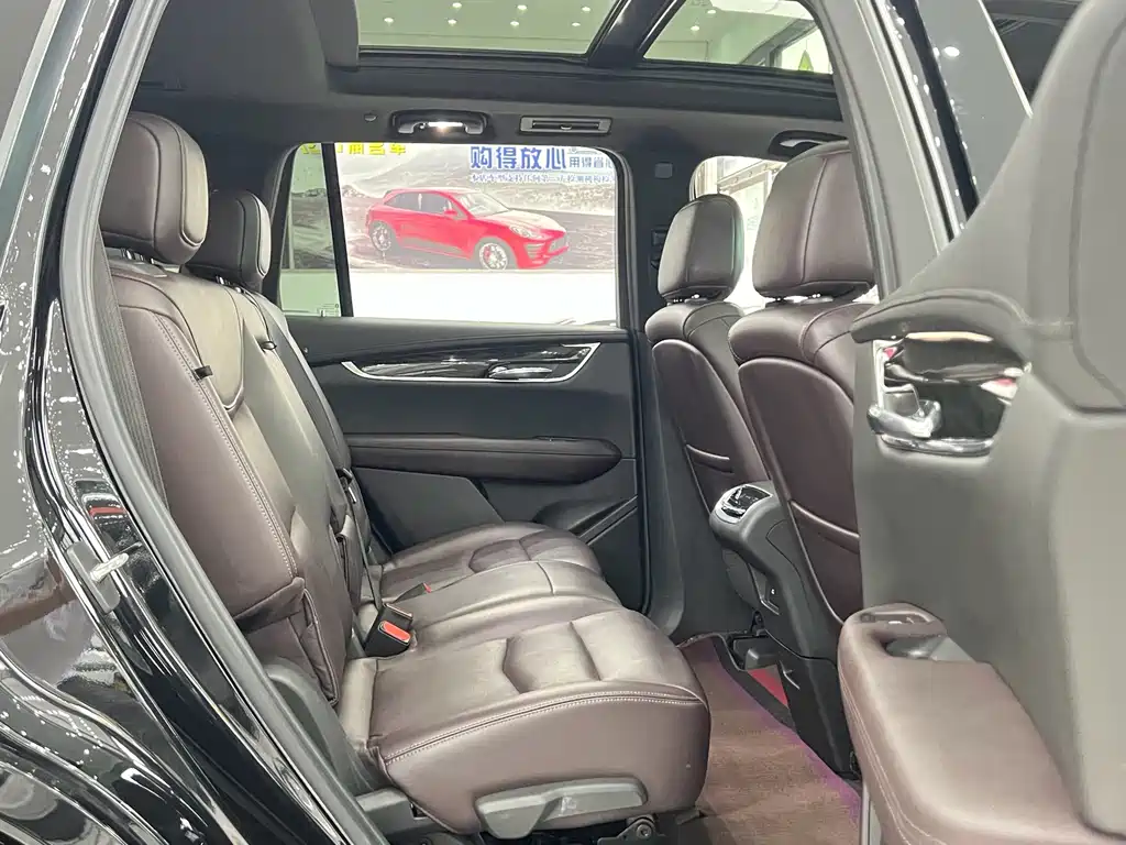 Cadillac XT6 — фото 10