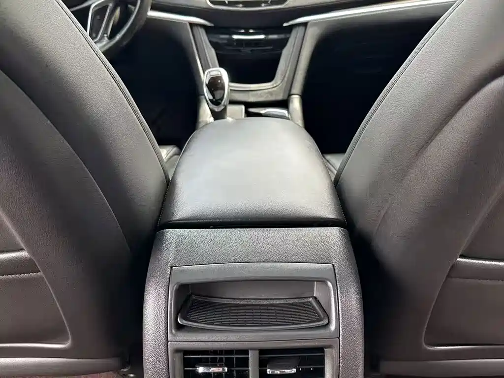 Cadillac XT5 — фото 16