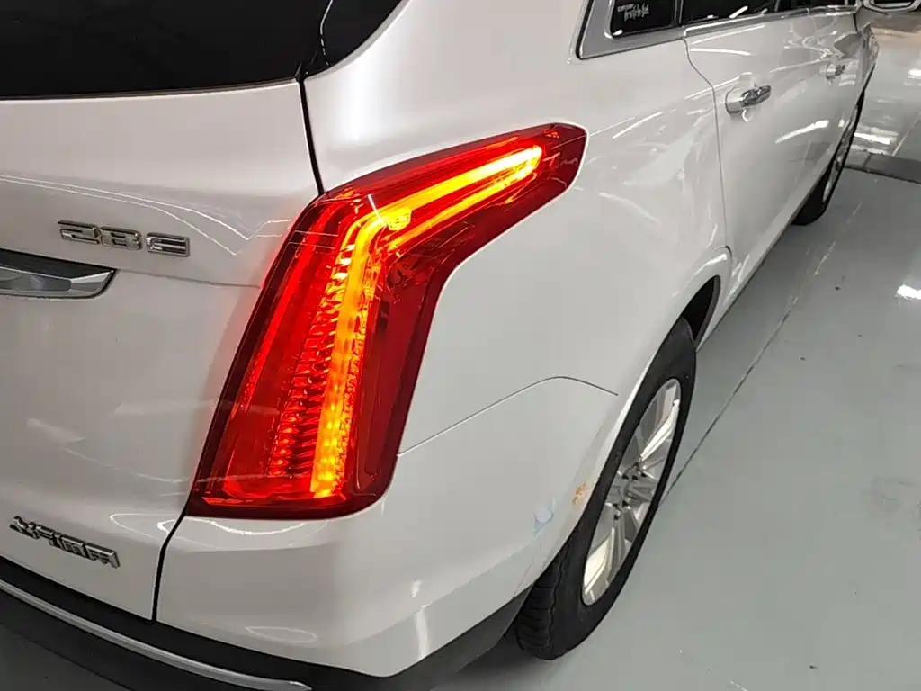 Cadillac XT5 — фото 8