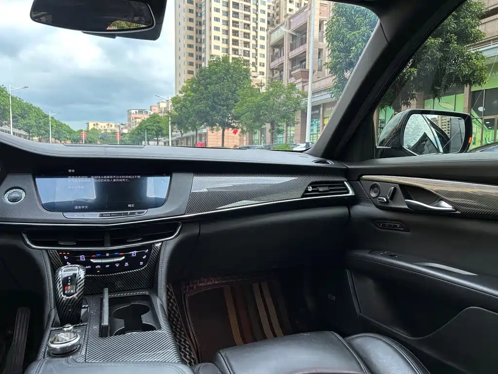 Cadillac CT6 — фото 21