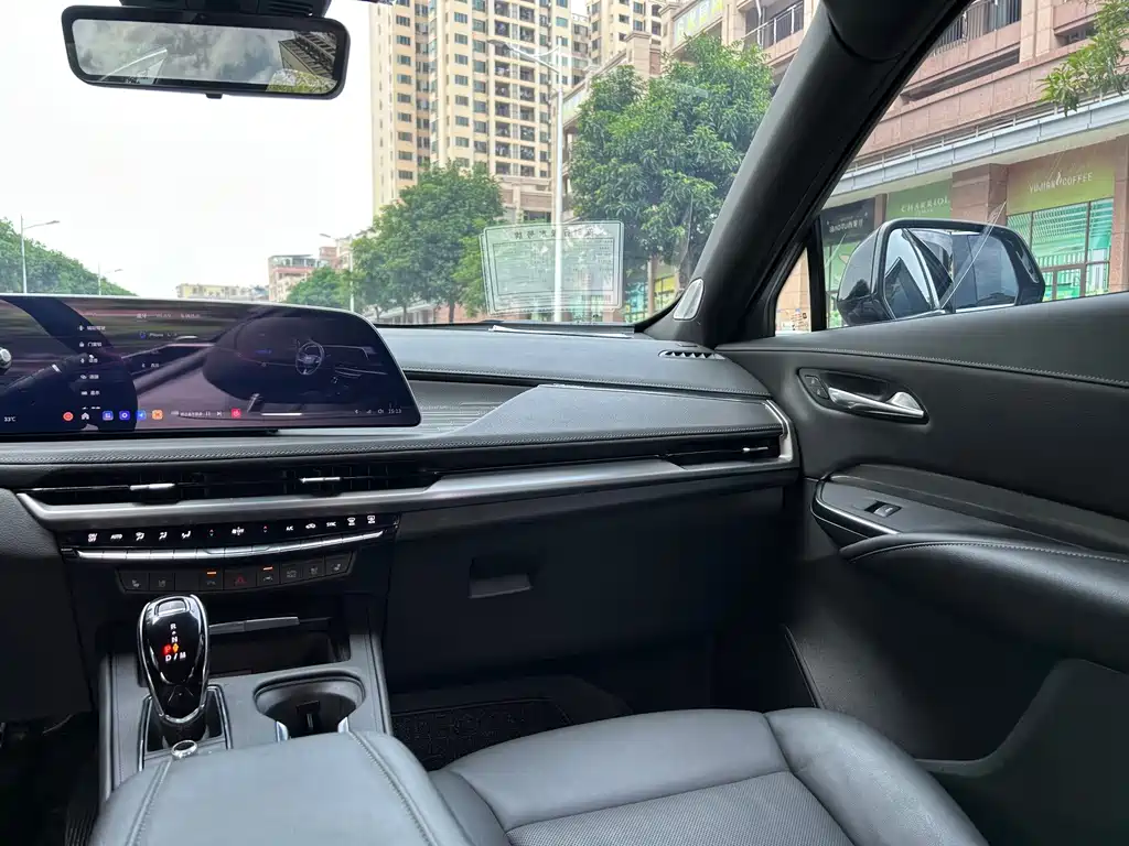 Cadillac XT4 — фото 8