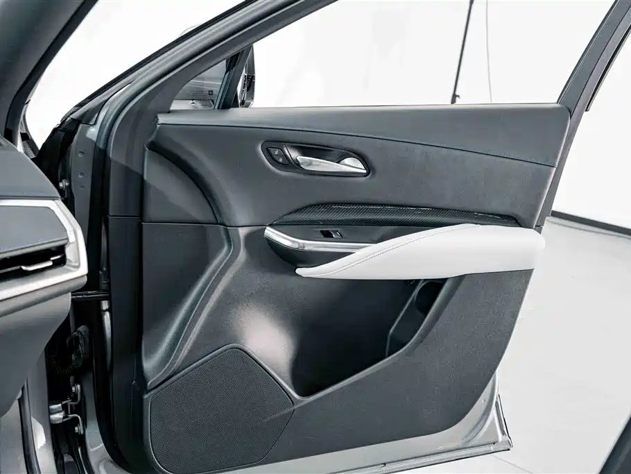 Cadillac XT4 — фото 14