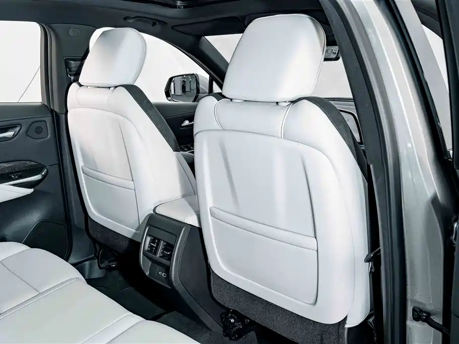 Cadillac XT4 — фото 19