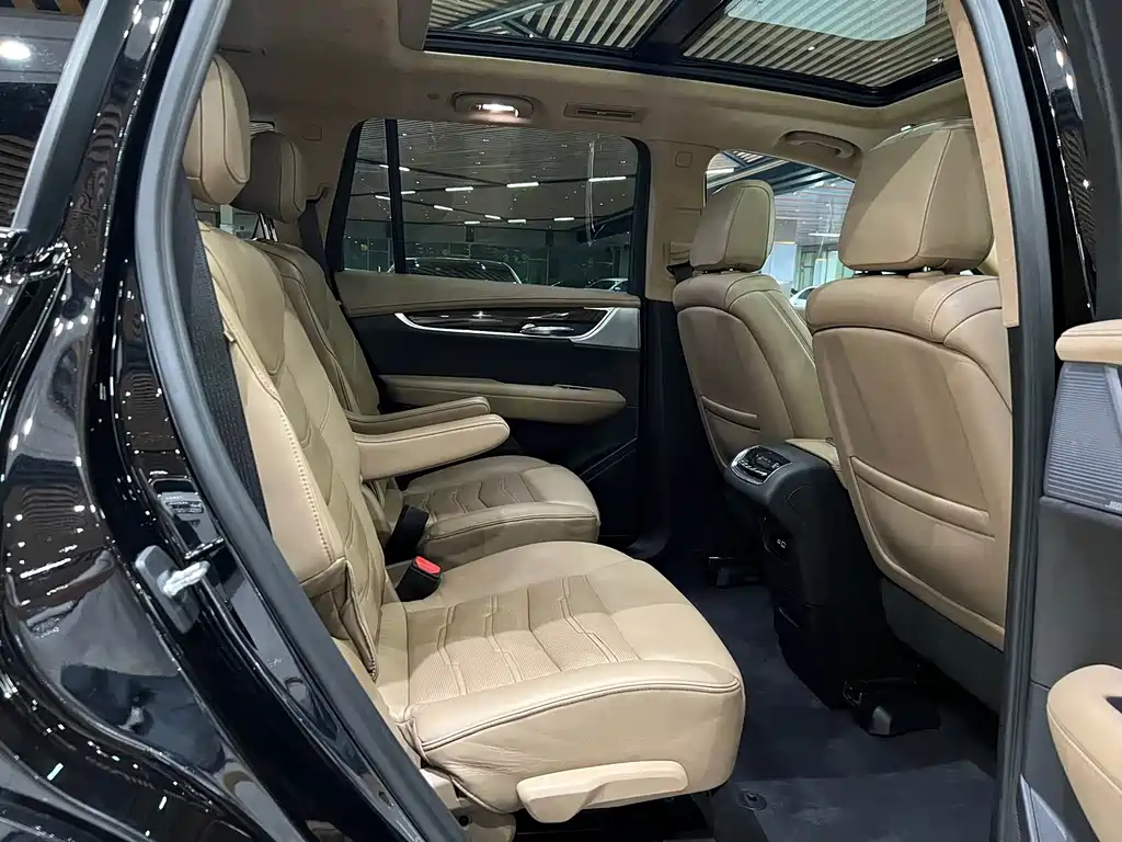 Cadillac XT6 — фото 11
