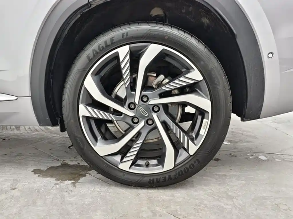 Geely Xingyue L — фото 10
