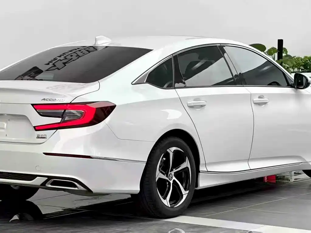 Honda Accord — фото 8