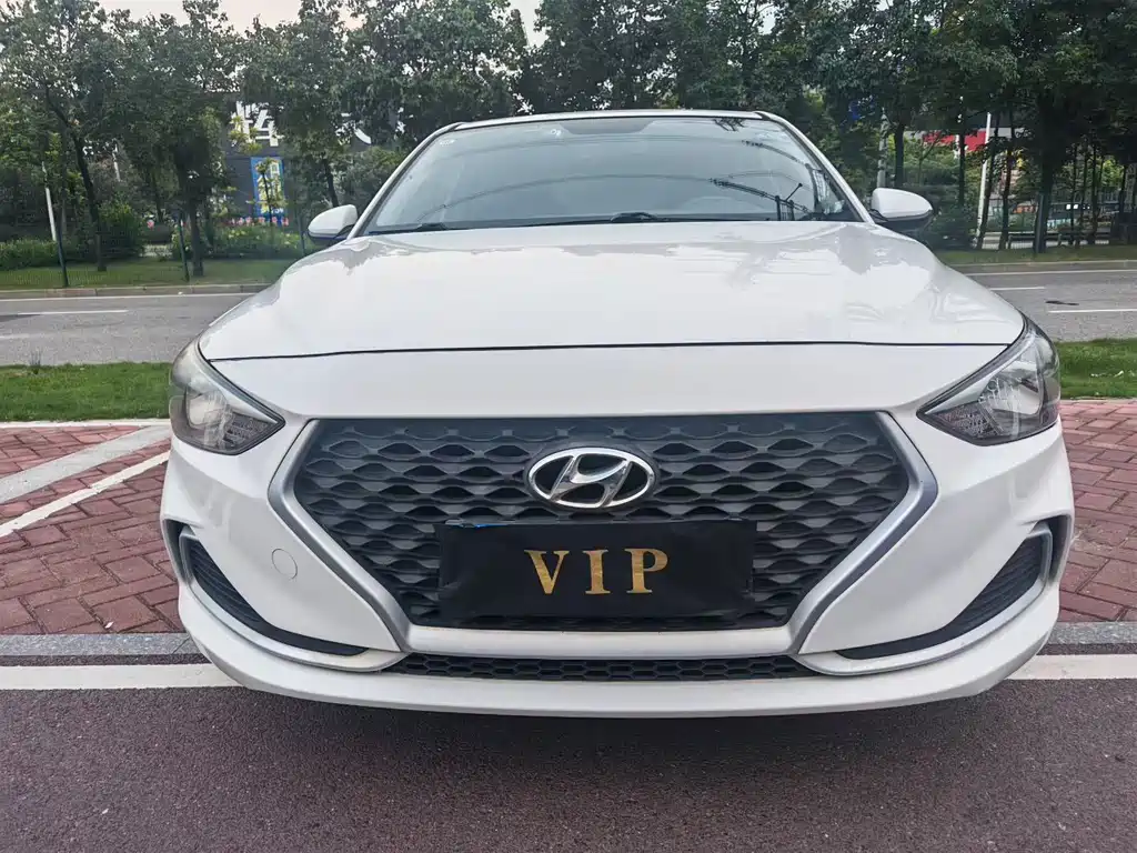 Hyundai Elantra — фото 2
