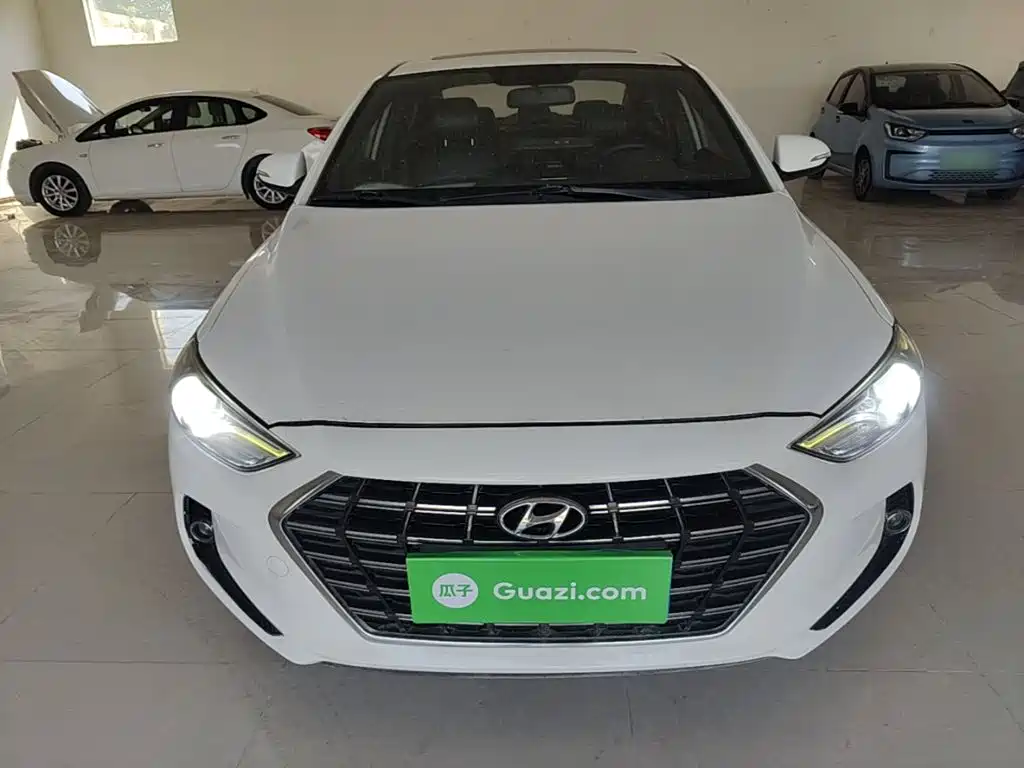 Hyundai Elantra — фото 3