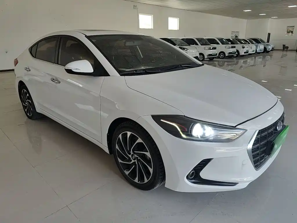 Hyundai Elantra — фото 4