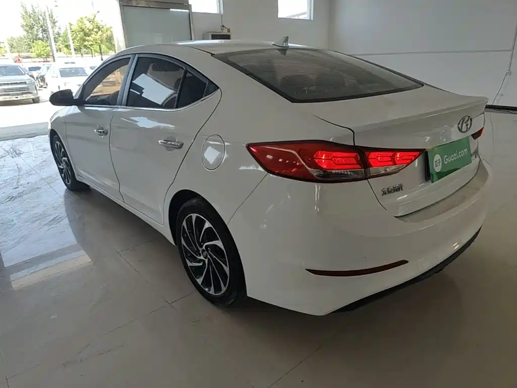 Hyundai Elantra — фото 5