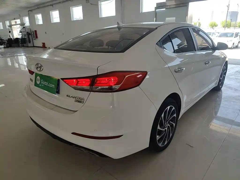 Hyundai Elantra — фото 7