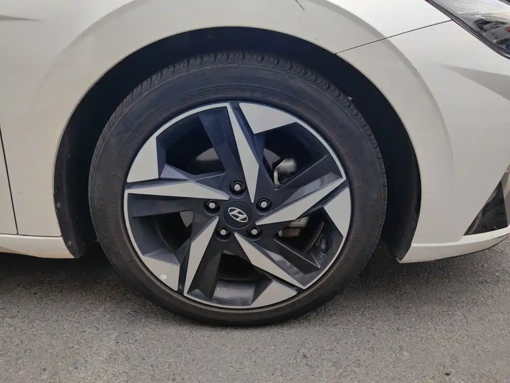 Hyundai Elantra — фото 24