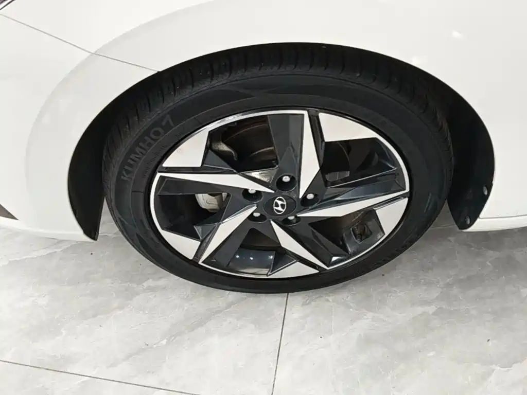 Hyundai Elantra — фото 23