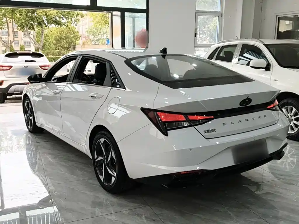 Hyundai Elantra — фото 5