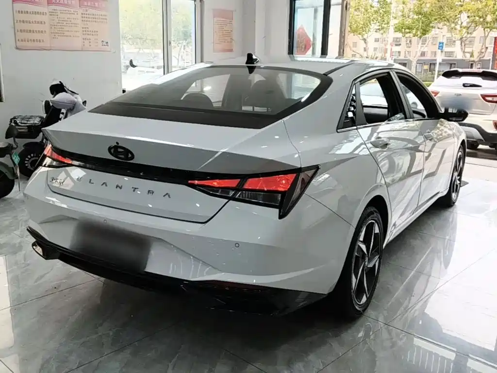 Hyundai Elantra — фото 7