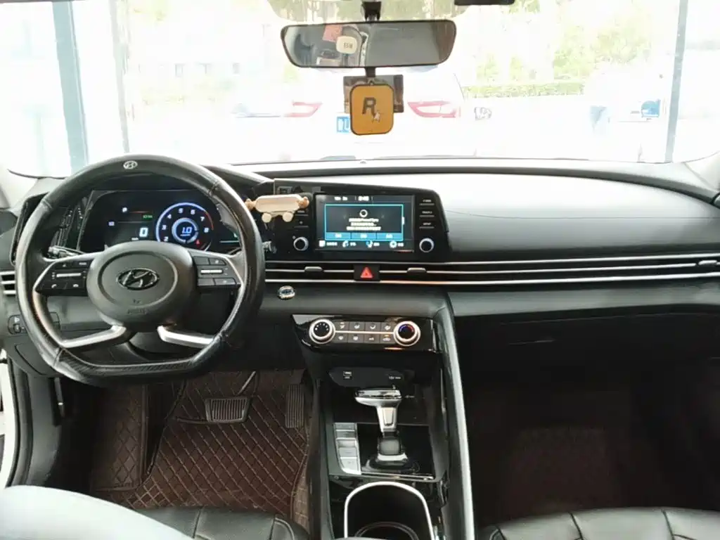Hyundai Elantra — фото 10