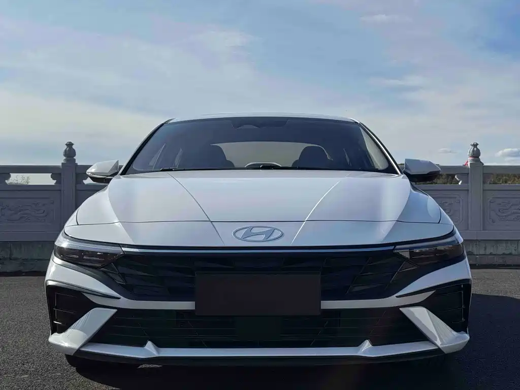 Hyundai Elantra — фото 2