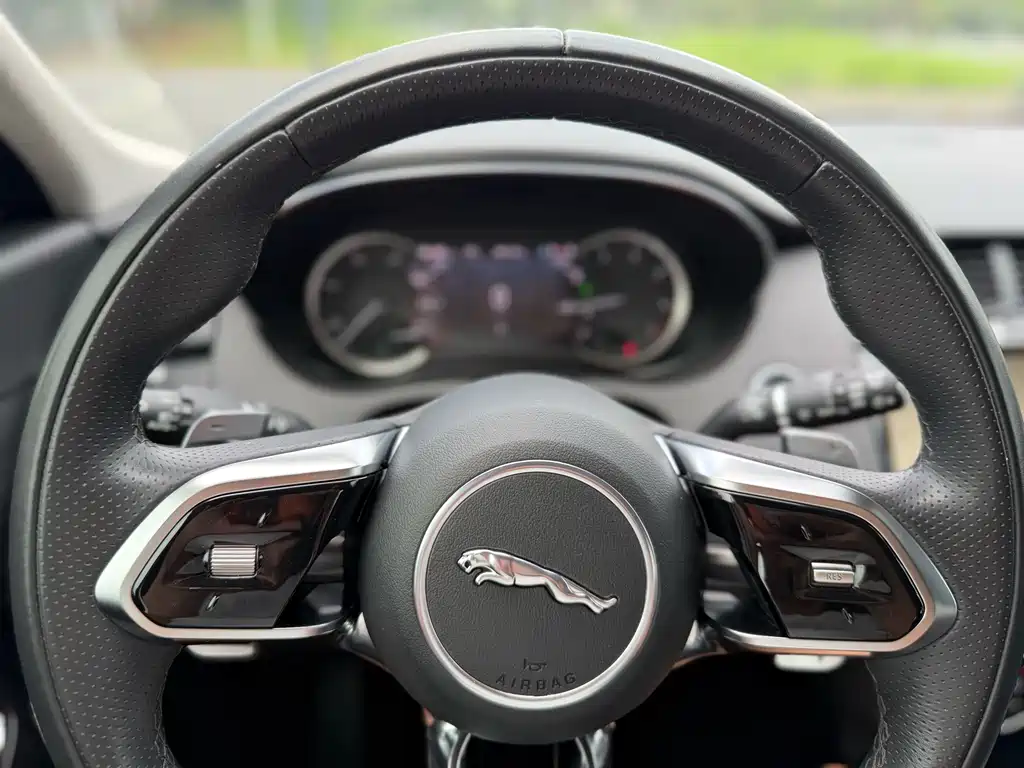 Jaguar E-PACE — фото 11