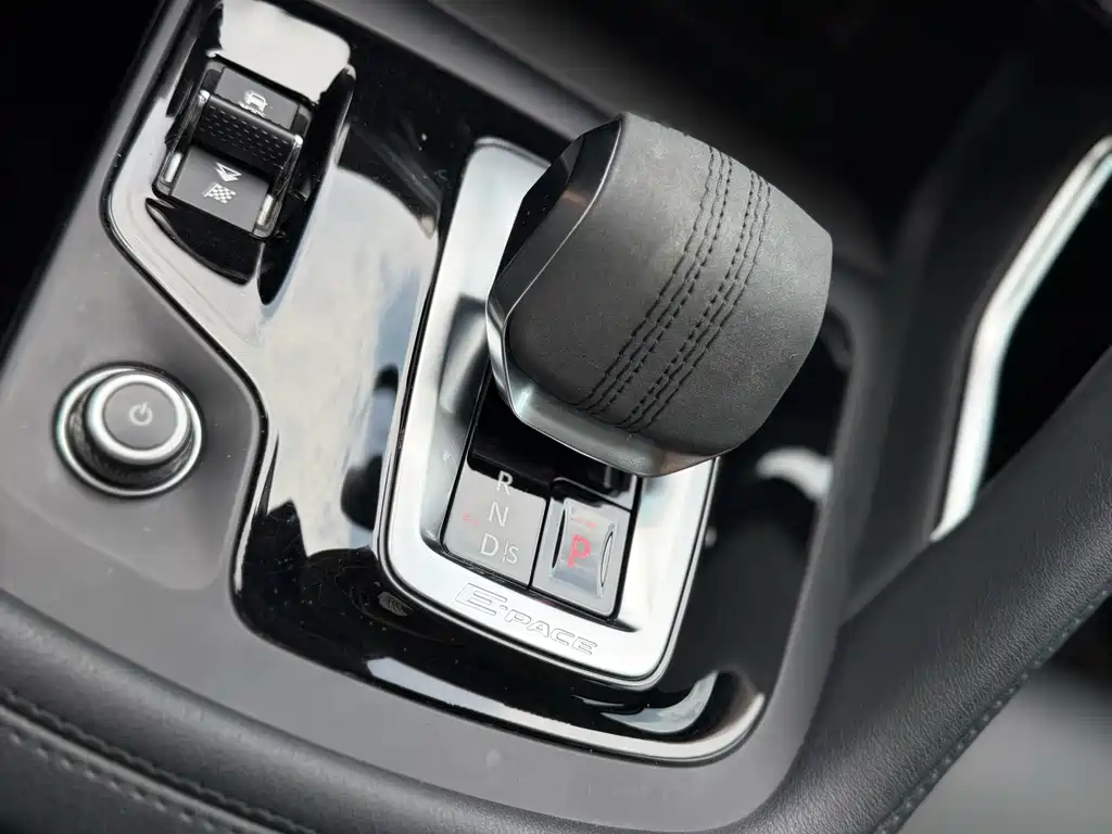 Jaguar E-PACE — фото 13