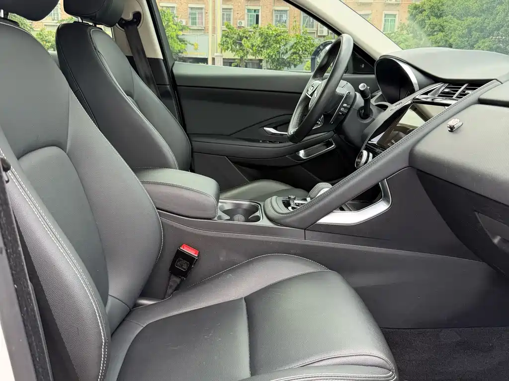 Jaguar E-PACE — фото 14