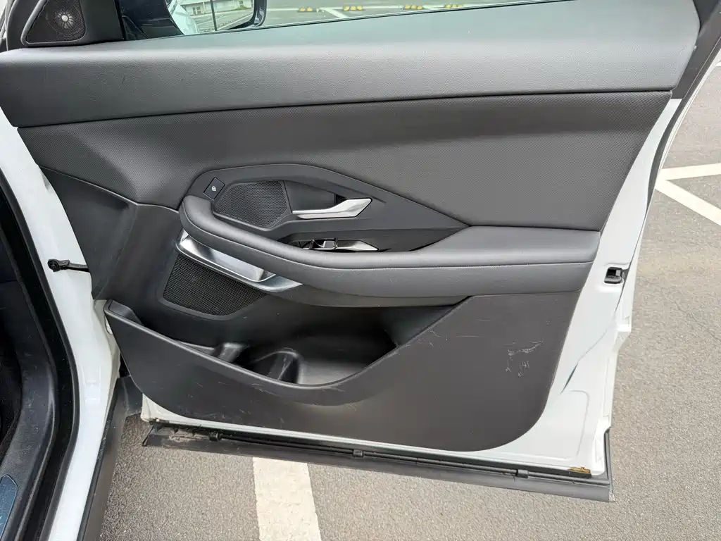Jaguar E-PACE — фото 15