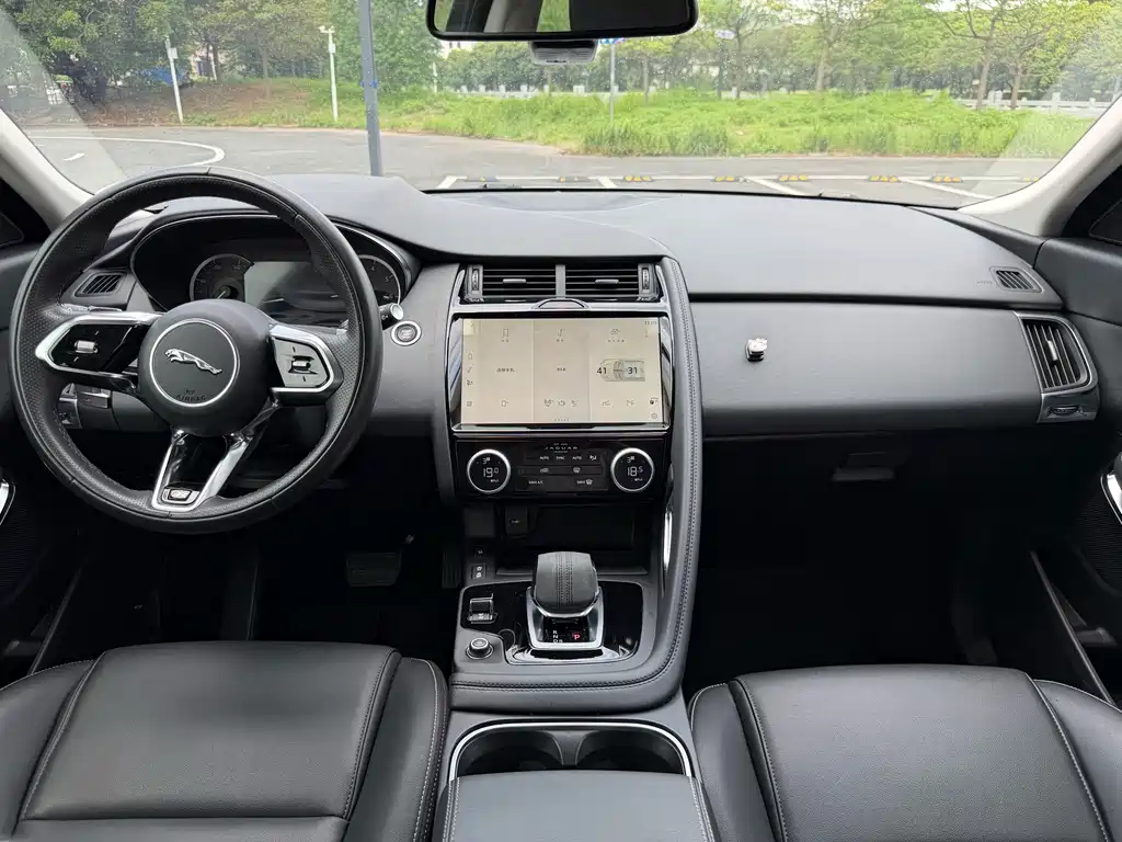 Jaguar E-PACE — фото 16