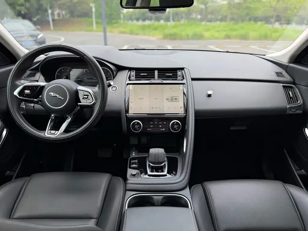 Jaguar E-PACE — фото 17