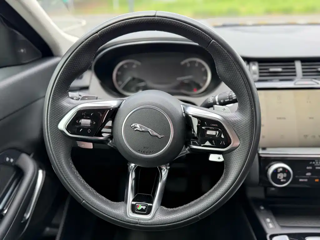 Jaguar E-PACE — фото 18