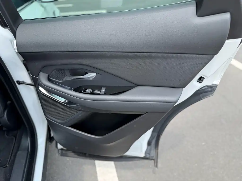 Jaguar E-PACE — фото 20