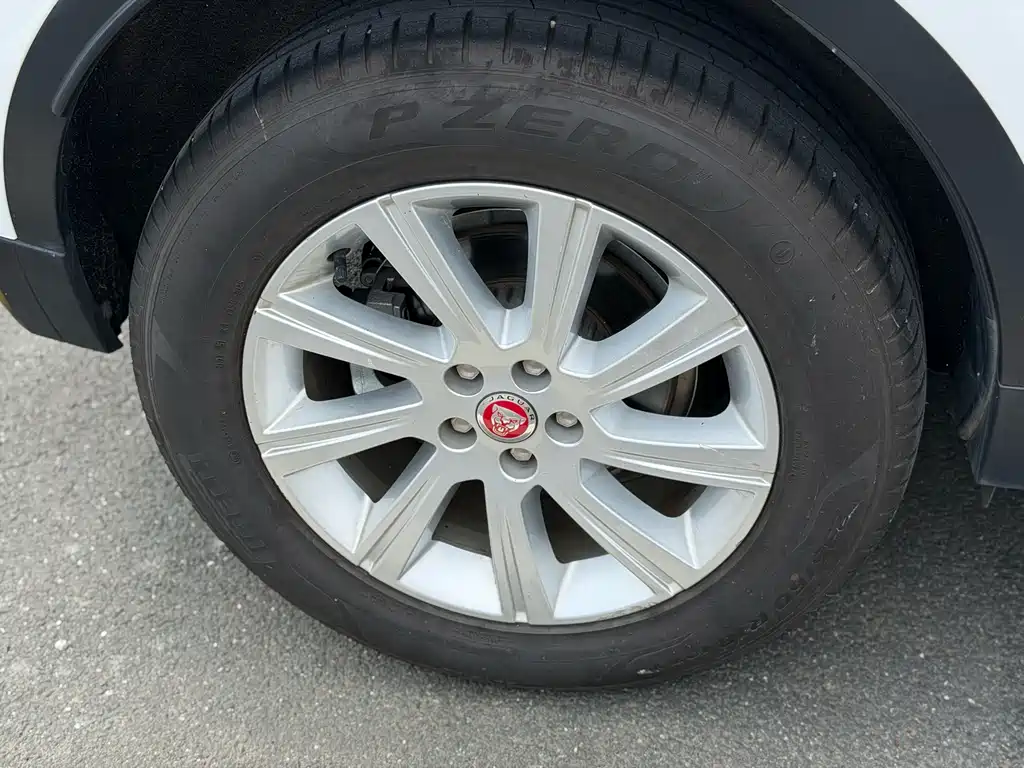 Jaguar E-PACE — фото 32