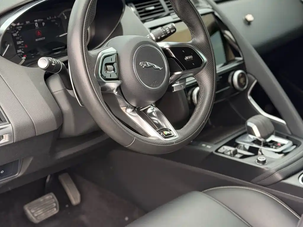Jaguar E-PACE — фото 8