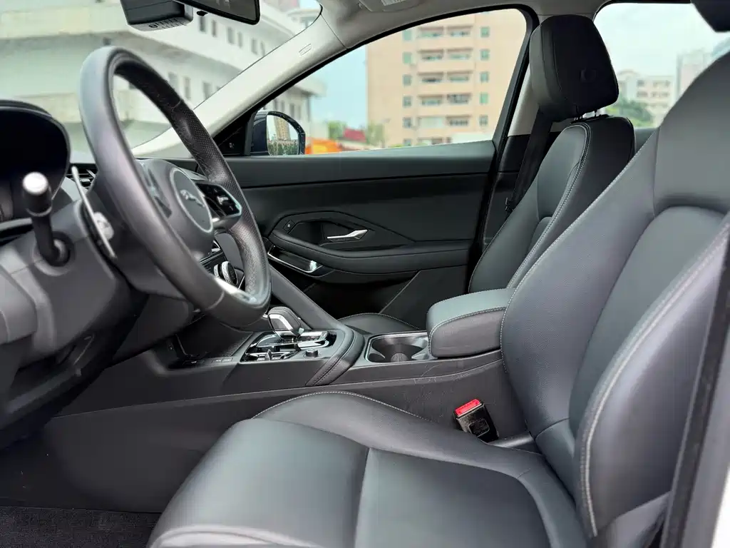 Jaguar E-PACE — фото 10