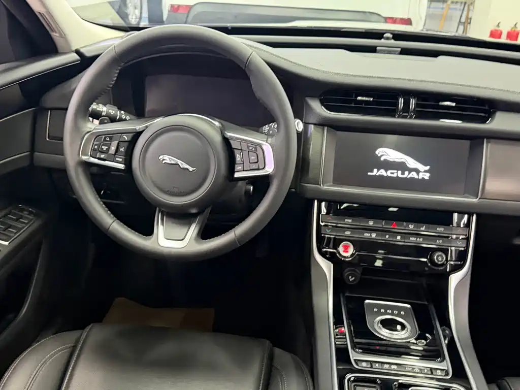 Jaguar XFL — фото 11