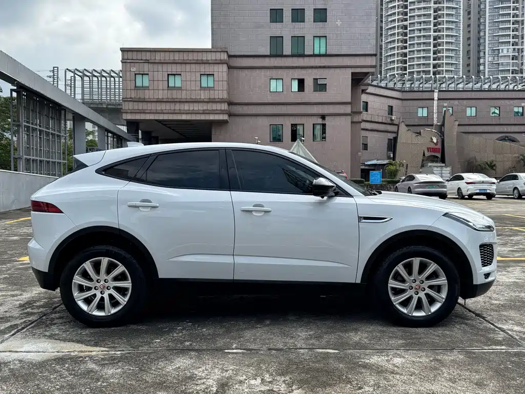 Jaguar E-PACE — фото 30