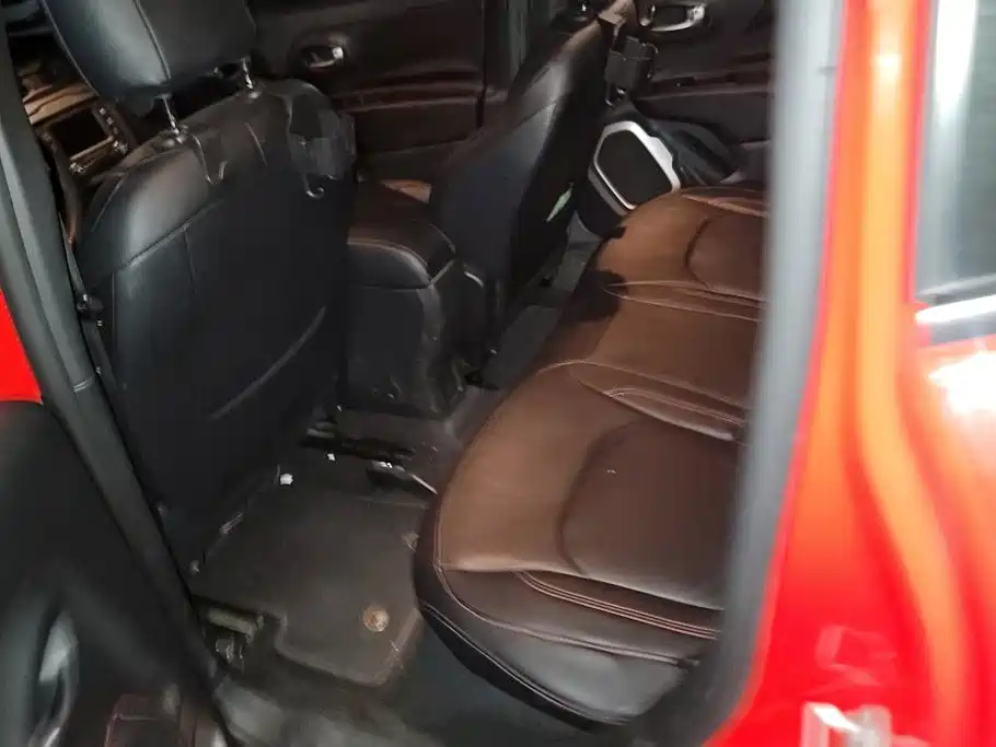 Jeep Renegade — фото 11