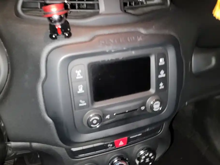Jeep Renegade — фото 13