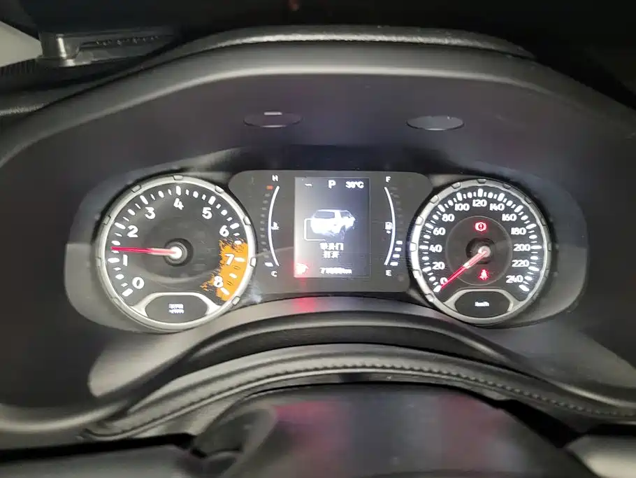 Jeep Renegade — фото 14