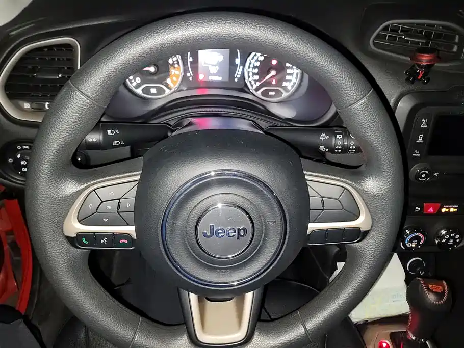 Jeep Renegade — фото 15