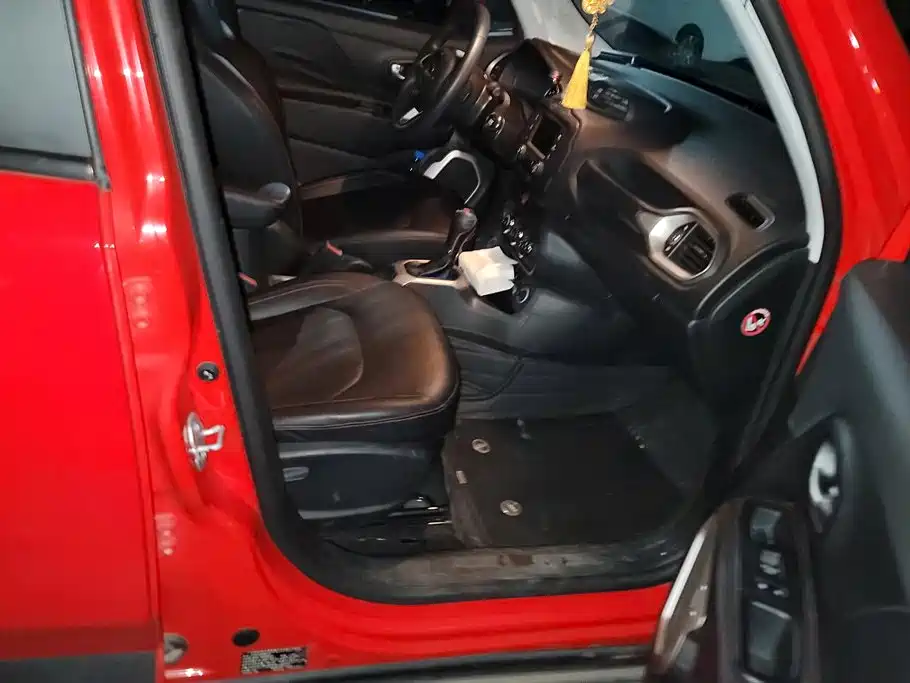 Jeep Renegade — фото 8