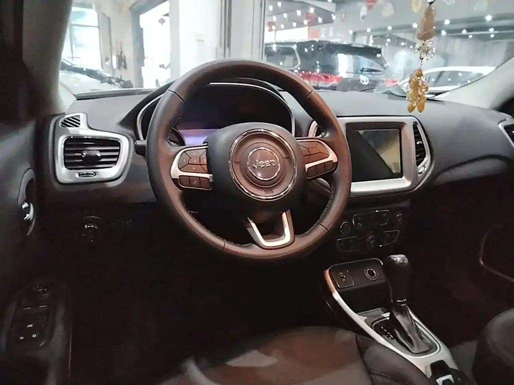 Jeep Compass — фото 11