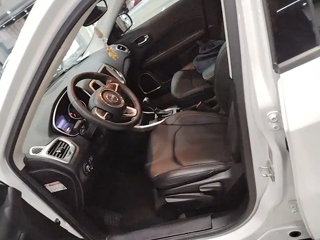 Jeep Compass — фото 15